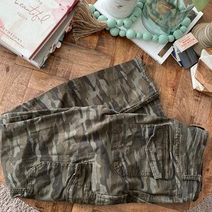 Skinny leg, camo pants with cargo style pockets. Size 27.